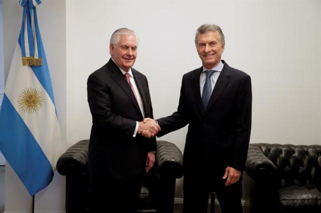 BUENOS AIRES (ARGENTINA), 05/02/2018.- El secretario de Estado de Estados Unidos, Rex Tillerson (i), saluda al presidente de Argentina, Mauricio Macri (d), hoy, 05 de febrero de 2018, en un encuentro privado en la residencia presidencial de Los Olivos en Buenos Aires (Argentina), en el último día de su visita oficial al país austral. EFE/VICTOR CAIVANO/POOL