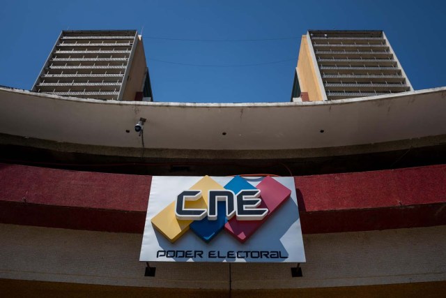 CAR007. CARACAS (VENEZUELA), 05/02/2018.- Detalle de las iniciales del Consejo Nacional Electoral (CNE) de Venezuela en la entrada frontal de su sede, previo a una conferencia de prensa de su rectora principal, Tañía D'Amelio, hoy, lunes 5 de febrero de 2018, en Caracas (Venezuela). Los portavoces del Gobierno y la oposición de Venezuela, así como las autoridades electorales, dejaron hoy en vilo al país que esperaba conocer en esta jornada la fecha de los comicios presidenciales y si hubo algún acuerdo en la mesa de diálogo político en República Dominicana. D' Amelio informó a periodistas que el Consejo Nacional Electoral (CNE) está en "sesión permanente" para decidir la fecha en que se celebrarán esas votaciones, que por decreto de la oficialista Asamblea Nacional Constituyente (ANC) deben concretarse antes de mayo. EFE/Miguel Gutiérrez