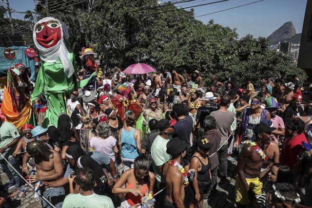 BRA10. RIO DE JANEIRO (BRASIL), 09/02/18.- Integrantes del tradicional bloco de las Carmelitas, participan en su desfile por las calles del bohemio barrio de Santa Teresa llevando una multitud de personas a bailar y cantar en la fiesta del carnaval de Río de Janeiro en Brasil. La comparsa de las Carmelitas es uno de los 22 blocos que desfilará este viernes por diferentes calles de Río de Janeiro y que, con las "marchinhas" pegajosas de sus orquestas, esperan atraer a miles de personas para sus multitudinarias fiestas gratuitas. EFE/Antonio Lacerda