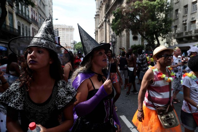 BRA01. RÍO DE JANEIRO (BRASIL), 10/02/2018.- El bloco Cordao da Bola Preta, la comparsa carnavalesca más antigua y popular de Río de Janeiro, conmemora hoy, sábado 10 de febrero de 2018, su primer centenario con un espectacular desfile que fue seguido por al menos un millón de personas por las calles del centro de esta ciudad brasileña. La Bola Preta (Pelota Negra), como es popularmente conocida, fue uno de los primeros blocos en salir este sábado de carnaval de entre las cerca de 80 comparsas que desfilarán tan sólo hoy para el delirio de seis millones de personas que, se calcula, participarán de las fiestas callejeras y gratuitas de este año en Río de Janeiro. EFE / Marcelo Sayão