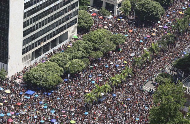 BRA22. RÍO DE JANEIRO (BRASIL), 10/02/2018.- Fotografía aérea cedida por Riotour muestra a miles de personas participan en el desfile del bloco Cordao da Bola Preta, la comparsa carnavalesca más antigua y popular de Río de Janeiro, que conmemora hoy, sábado 10 de febrero de 2018, su primer centenario con un espectacular desfile que fue seguido por al menos un millón de personas por las calles del centro de esta ciudad brasileña. La Bola Preta (Pelota Negra), como es popularmente conocida, fue uno de los primeros blocos en salir este sábado de carnaval de entre las cerca de 80 comparsas que desfilarán tan sólo hoy para el delirio de seis millones de personas que, se calcula, participarán de las fiestas callejeras y gratuitas de este año en Río de Janeiro. EFE/FERNANDO MAIA/RIOUTUR/SOLO USO EDITORIAL/NO VENTAS/NO ARCHIVO