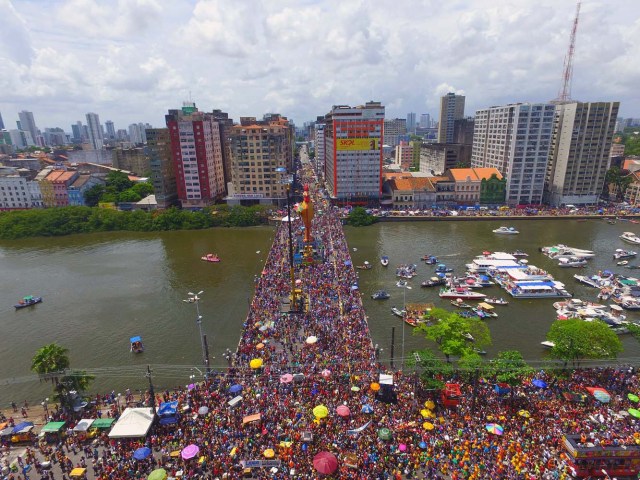 BRA28. RECIFE (BRASIL), 10/02/2018.- El bloco Galo da Madrugada, divierte hoy, sábado 10 de febrero de 2018, a unas dos millones de personas en la ciudad de Recife (Brasil). El bloco Galo da Madrugada y Cordao da Bola Preta, cuyo desfile atrajo a 1,5 millones en Río de Janeiro, volvieron a confirmarse hoy como las dos mayores comparsas de carnaval del mundo. El Galo da Madrugada, ya registrado como la mayor comparsa de carnaval del mundo por el libro Guinness de Récords, inició a primera hora de hoy, tras un espectáculo de fuegos pirotécnicos, un desfile con el que se propuso a animar, con decenas de orquestas y atracciones, a las dos millones de personas que desde temprano abarrotaron las calles del centro histórico de Recife, la mayor ciudad del nordeste de Brasil. EFE/NEY DOUGLAS