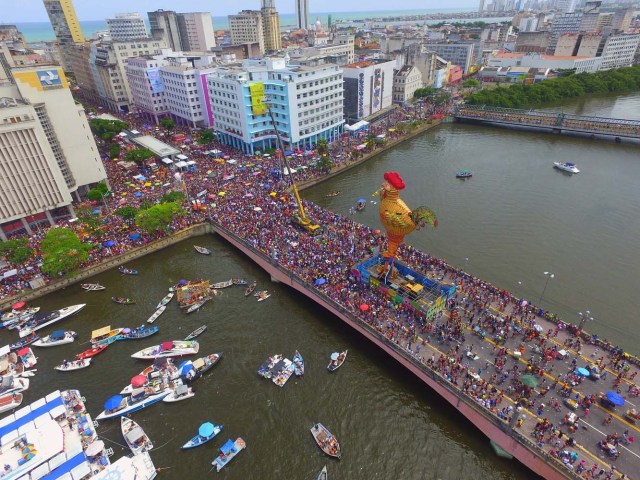 BRA33. RECIFE (BRASIL), 10/02/2018.- El bloco Galo da Madrugada, divierte hoy, sábado 10 de febrero de 2018, a unas dos millones de personas en la ciudad de Recife (Brasil). El bloco Galo da Madrugada y Cordao da Bola Preta, cuyo desfile atrajo a 1,5 millones en Río de Janeiro, volvieron a confirmarse hoy como las dos mayores comparsas de carnaval del mundo. El Galo da Madrugada, ya registrado como la mayor comparsa de carnaval del mundo por el libro Guinness de Récords, inició a primera hora de hoy, tras un espectáculo de fuegos pirotécnicos, un desfile con el que se propuso a animar, con decenas de orquestas y atracciones, a las dos millones de personas que desde temprano abarrotaron las calles del centro histórico de Recife, la mayor ciudad del nordeste de Brasil. EFE/NEY DOUGLAS