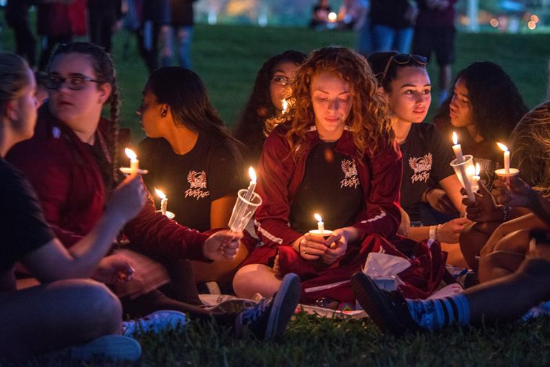 Profesores y alumnos de escuela de Florida se preparan para el golpe emocional de volver