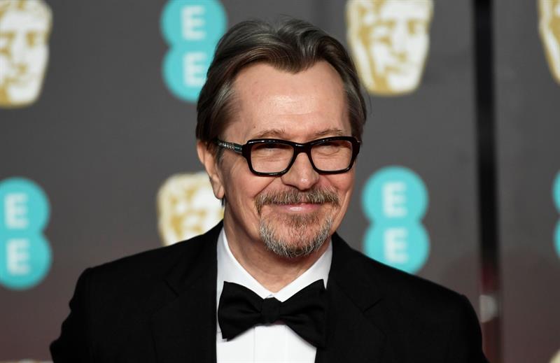 Hijo de Gary Oldman sale en su defensa tras denuncias de maltrato