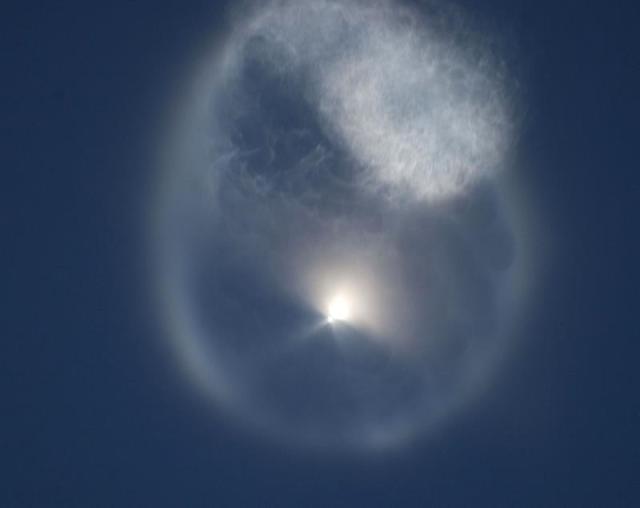 Vista del satélite español Paz de observación de la Tierra, un dispositivo diseñado para fines militares y civiles, despegando hoy, jueves 22 de febrero de 2018, a bordo de un cohete Falcon 9 de la compañía SpaceX desde la base aérea de Vandenberg, California (EE.UU.). El lanzamiento del satélite Paz se produjo a las 06.17 hora local (14.17 GMT) desde esta instalación militar situada unos 250 kilómetros al noroeste de Los Ángeles. EFE/Armando Arorizo