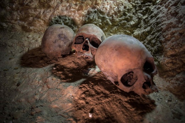  El cementerio incluye un "gran número" de huecos en los que se enterraba a los muertos sin ser señalizados para despistar a los saqueadores y se encuentra en el sitio de Al Garifa EFE/EPA/IBRAHIM YOUSSEF