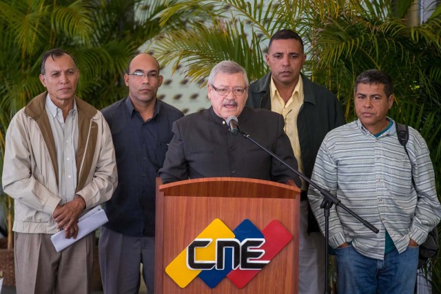 CAR001. CARACAS (VENEZUELA), 27/02/2018.- Francisco Vizconti Osorio, candidato independiente a la presidencia del país, asiste al Consejo Nacional Electoral (CNE), a formalizar su candidatura hoy, 27 de febrero del 2018, en Caracas (Venezuela). EFE/MIGUEL GUTIÉRREZ