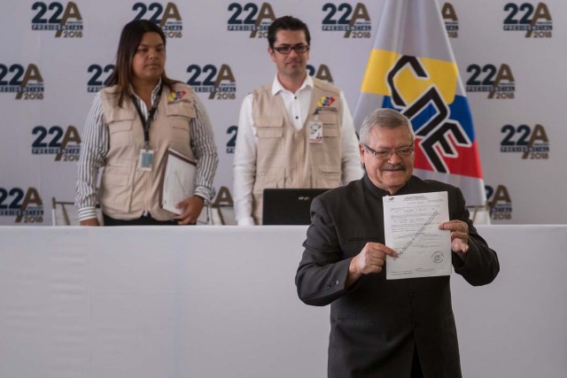 CAR001. CARACAS (VENEZUELA), 27/02/2018.- Francisco Vizconti Osorio, candidato independiente a la presidencia del país, asiste al Consejo Nacional Electoral (CNE), a formalizar su candidatura hoy, 27 de febrero del 2018, en Caracas (Venezuela). EFE/MIGUEL GUTIÉRREZ