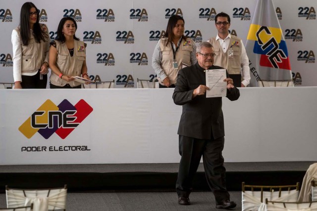 CAR13. CARACAS (VENEZUELA), 27/02/2018.- Francisco Vizconti Osorio, candidato independiente a la presidencia del país, asiste al Consejo Nacional Electoral (CNE), a formalizar su candidatura hoy, 27 de febrero del 2018, en Caracas (Venezuela). EFE/MIGUEL GUTIÉRREZ