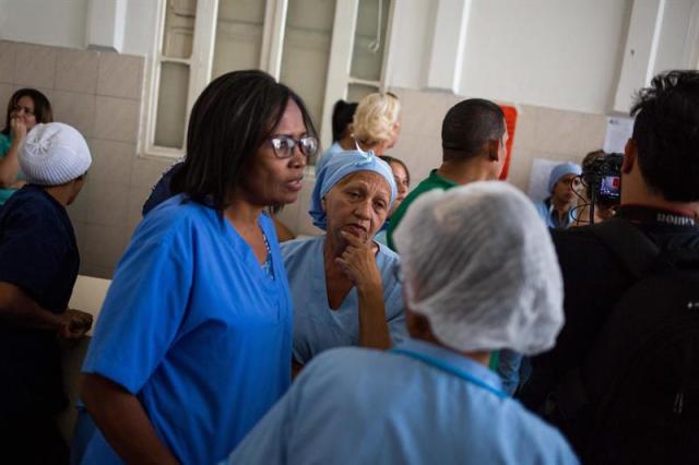 Trabajadores y pacientes del Hospital Jose María Vargas protestan por bajos salarios y malas condiciones de las instalaciones médicas hoy, martes 27 de febrero de 2018, en Caracas (Venezuela). Decenas de trabajadores del hospital público José María Vargas de Caracas, el centro de atención médica más antiguo de Venezuela, protestaron hoy debido a la crisis en el sector salud que afecta a empleados y pacientes. EFE/Cristian Hernández