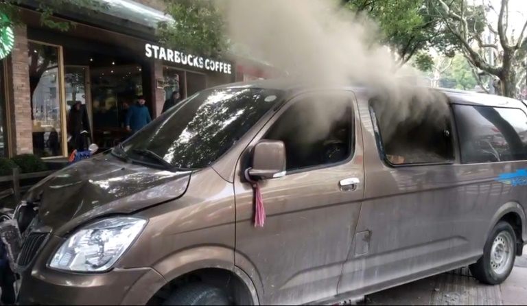 Camioneta en llamas embiste a peatones en Shanghái y deja al menos a 18 heridos