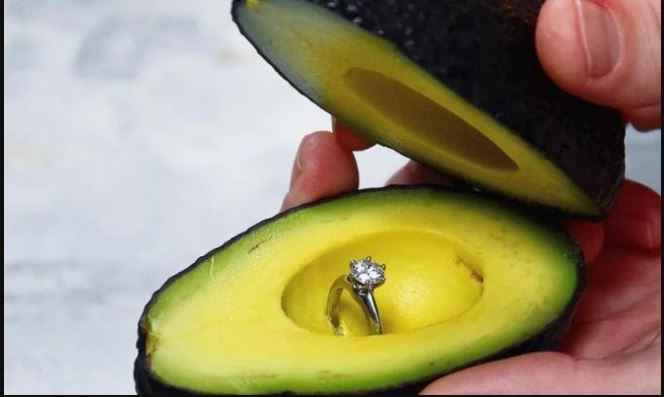 ¿Creatividad? Le propuso matrimonio a su pareja con un Aguacate