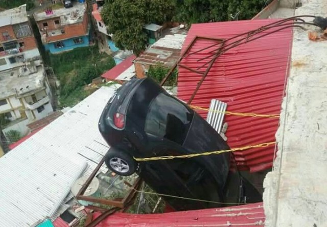 Vehículo cayó sobre una casa en Los Jardines de El Valle