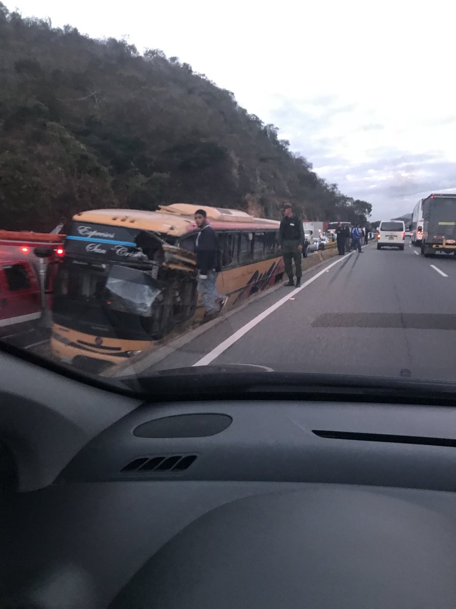 Varios heridos por volcamiento de autobús en la autopista Regional del Centro, tramo Aragua (FOTO) #9Feb