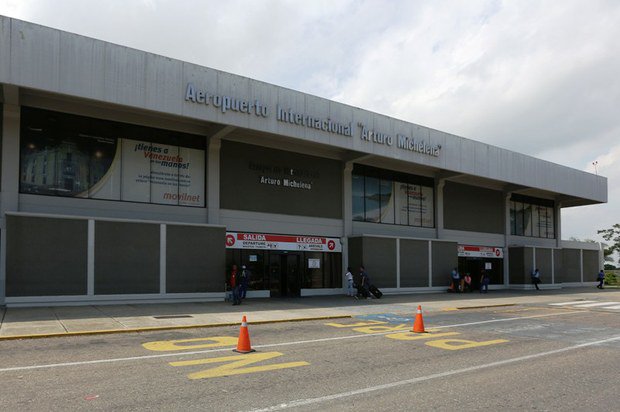 Reportan incendio de vegetación en el aeropuerto internacional Arturo Michelena en Valencia  (VIDEO)