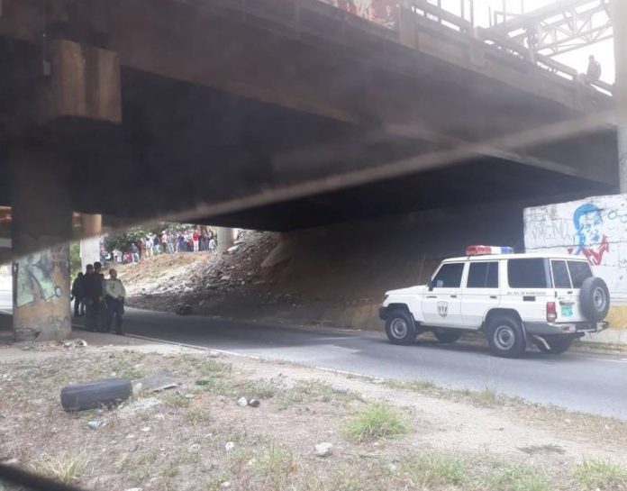 Encontraron cadáver de una mujer amarrado y quemado en la Av Francisco Fajardo