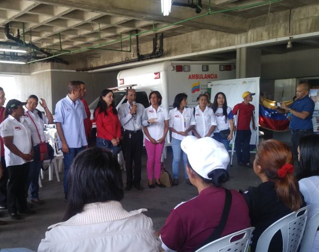 Trabajadores del Ipasme realizan acto de apoyo a Maduro con una ambulancia sin cauchos de fondo (Foto extraída de las redes sociales)