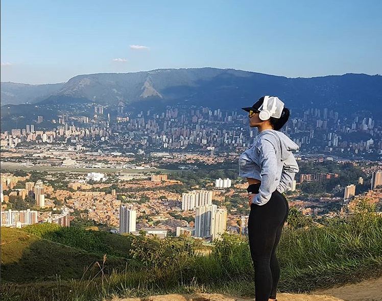 Si, otra foto de Diosa Canales haciendo ejercicio y con los pezones marcados en la blusita que te encantará