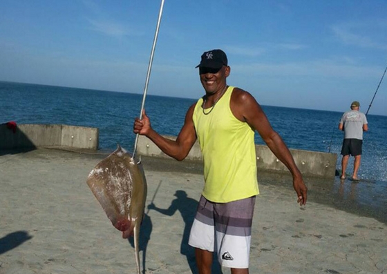 Foto: Eduardo Oses, profesor jubilado, pescador y nadador / La Verdad de Vargas