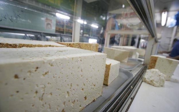 Se necesitan dos sueldos mínimos para comprar un kilo de queso