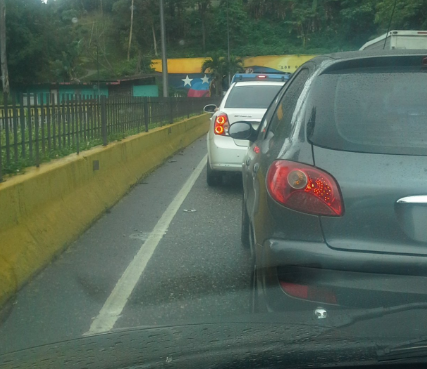 Megatranca en la autopista regional por volcamiento de vehículo pesado #8Feb