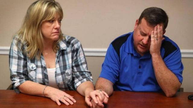 Kimberly y James Snead, la familia que dejó que Nikolas Cruz viviera en su casa, muestran su desconcierto en una entrevista el 17 de febrero. Susan Stocker Sun Sentinel