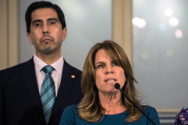 La Ministra de Relaciones Exteriores del Perú, Cayetana Aljovin, brinda una conferencia de prensa durante la VI reunión del Grupo de Lima en Lima el 13 de febrero de 2018. / AFP PHOTO / ERNESTO BENAVIDES