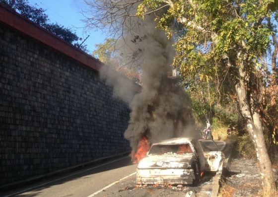 EN VIDEO: Así fue cómo personas intentaron apagar el incendio de un auto en San Antonio del Táchira #21May