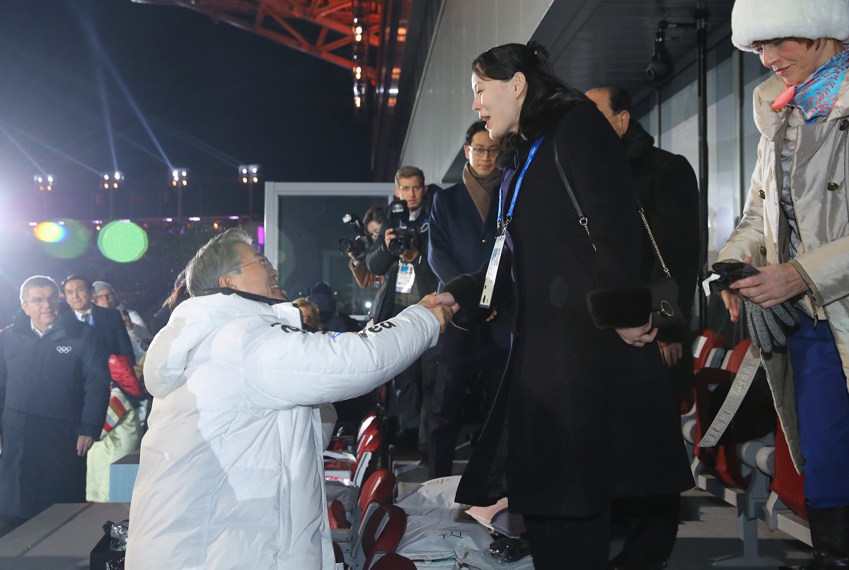 El saludo histórico entre presidente de Corea del Norte y la hermana de Kim Jong-un (Fotos)