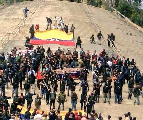 Como Pedro por su casa: Colectivos armados pasearon por el centro de Caracas en apoyo a Maduro