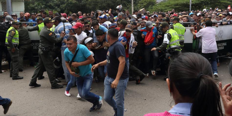 Nuevas medidas migratorias de Colombia generaron caos en la frontera (video)