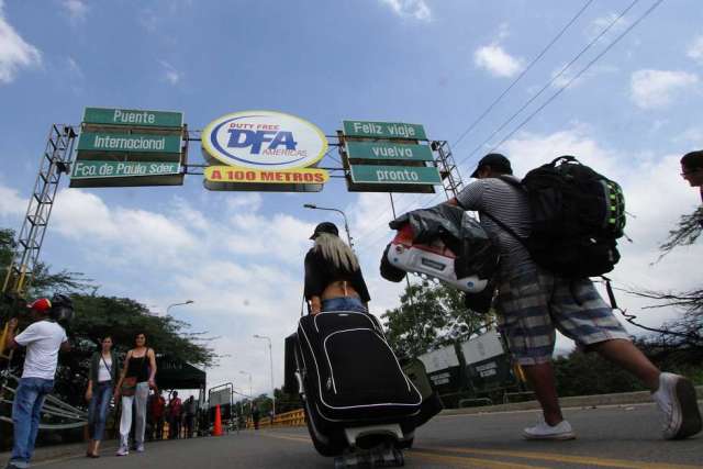 Transeúntes en el puente que une Colombia y Venezuela. GEORGE CASTELLANOS AFP /GETTY)