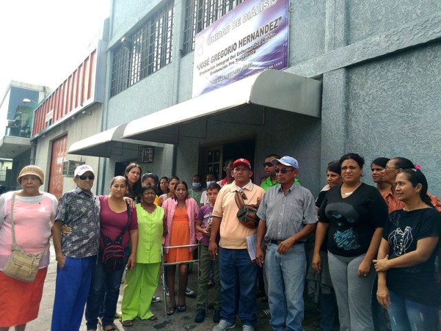 Pacientes de la unidad de diálisis José Gregorio Hernández exigieron al IVSS contraloría nacional, para verificar que los insumos no sean desviados | Foto Oriana Faoro