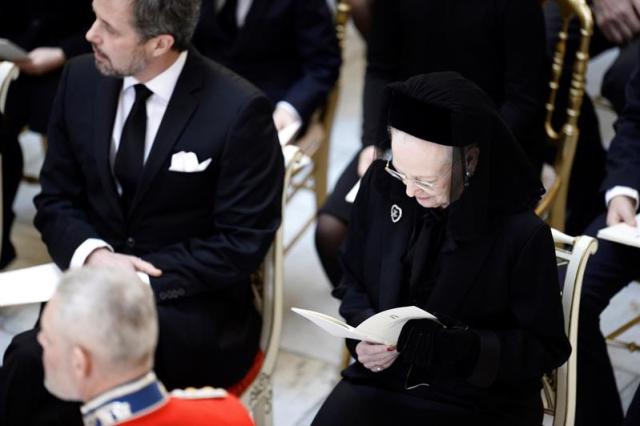 La reina de Dinamarca, Margarita II de Dinamarca (dcha), y su hijo, el príncipe heredero Federico de Dinamarca (izda), acuden al funeral del príncipe consorte Enrique de Dinamarca, en la iglesia del Palacio de Christiansborg, en Copenhague, Dinamarca, hoy, 20 de febrero de 2018. Enrique de Dinamarca, marido de Margarita II, falleció el pasado 13 de febrero a los 83 años. EFE/ Mads Claus Rasmussen PROHIBIDO SU USO EN DINAMARCA