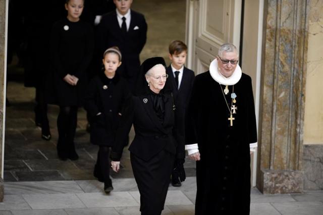  La reina de Dinamarca, Margarita II de Dinamarca (dcha), acompañada por el confesor real, Erik Norman Svendsen, y sus nietos (detrás), acude al funeral del príncipe consorte Enrique de Dinamarca, en la iglesia del Palacio de Christiansborg, en Copenhague, Dinamarca, hoy, 20 de febrero de 2018. Enrique de Dinamarca, marido de Margarita II, falleció el pasado 13 de febrero a los 83 años. EFE/ Mads Claus Rasmussen PROHIBIDO SU USO EN DINAMARCA