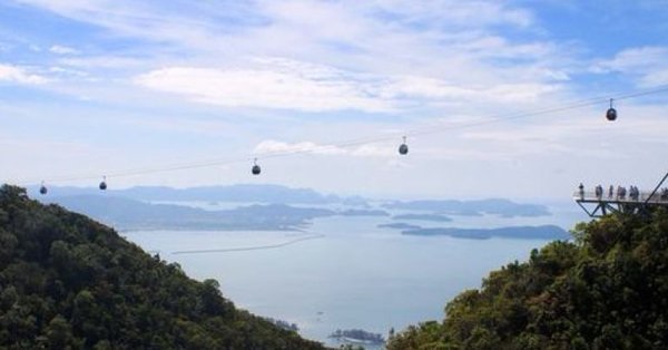 Cientos de turistas bloqueados por una avería en un teleférico en Malasia