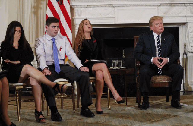 Marjory Stoneman, Jonathan Blank, Julia Cordover y Melissa Blank escuchan junto con el presidente estadounidense Donald Trump mientras los sobrevivientes y los familiares de las víctimas hablan durante una sesión con estudiantes de secundaria, miembros de la familia y maestros para hablar sobre seguridad escolar y armas en la Casa Blanca en Washington, EEUU, 21 de febrero de 2018 REUTERS / Jonathan Ernst