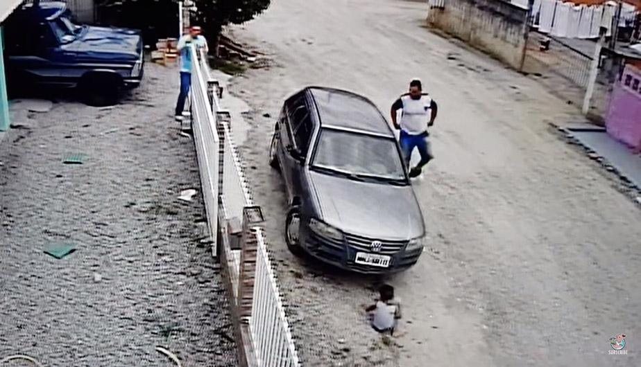 Escalofriante instante en que un auto pasa por encima de un niño sin causarle daños (Vídeo)