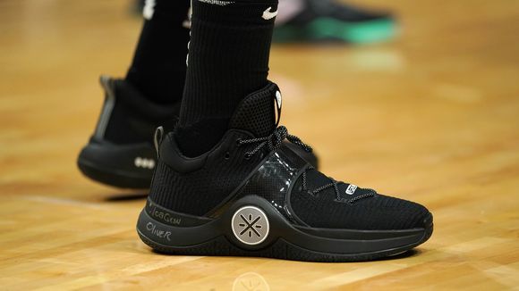 Dwyane Wade encestó el punto ganador con el nombre de Joaquín Oliver en sus zapatos (Foto)