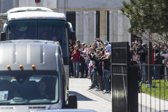 Russian diplomats expelled by the US after a nerve agent attack on a former spy, leave their embassy in Washington, D.C, March 31, 2018.   Along with the family members a total of 171 people will leave the United States on Saturday on two planes. / AFP PHOTO / ZACH GIBSON