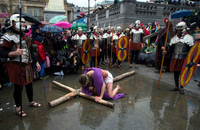 WO004. LONDRES (REINO UNIDO), 30/03/2018.- Recreación de la crucifixión de Cristo en Trafagar Square en Londres (Reino Unido) hoy, 30 de marzo de 2018. EFE/ Will Oliver