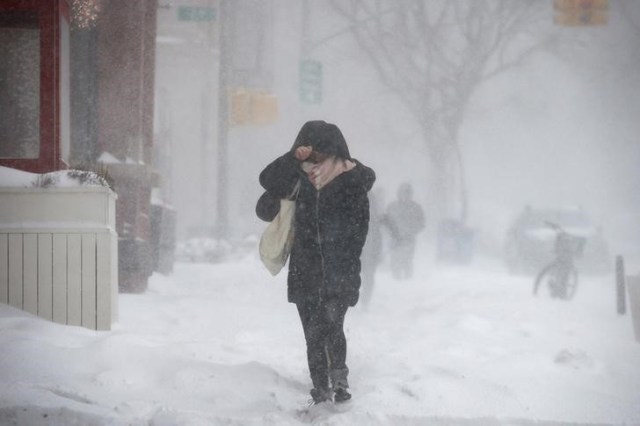 La gente camina contra el viento y la nieve durante la tormenta Grayson en el barrio de Brooklyn de la ciudad de Nueva York, Estados Unidos, 4 de enero de 2018. REUTERS / Brendan McDermid