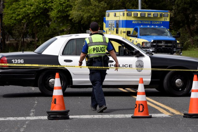 REFILE - CORRECTING THE NAME OF THE STREET Los miembros del Departamento de Policía de Austin bloquean parte de Republic of Texas Boulevard luego de una explosión en Austin, Texas, EE. UU., El 19 de marzo de 2018. REUTERS / Sergio Flores