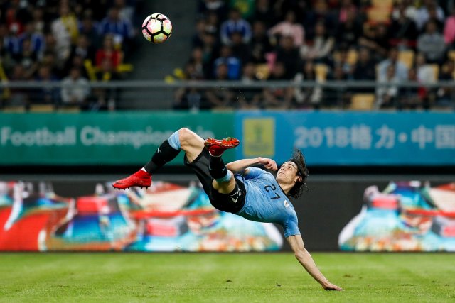 El delantero uruguayo Edinson Cavani en su encuentro frente a República Checa por semifinales de la China Cup en Nanning, China, mar 23, 2018.  REUTERS/Stringer ATENCIÓN EDITORES, IMAGEN CEDIDA POR TERCEROS, FUERA DE CHINA