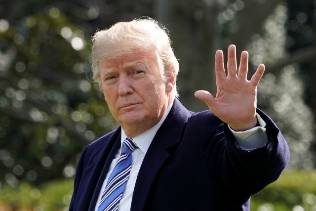 U.S. President Donald Trump waves as he walks on South Lawn of the White House in Washington, U.S., before his departure for the weekend in Palm Beach, Florida, March 23, 2018. REUTERS/Yuri Gripas