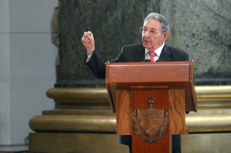 Raúl Castro admite errores y desaceleración de reformas económicas en Cuba