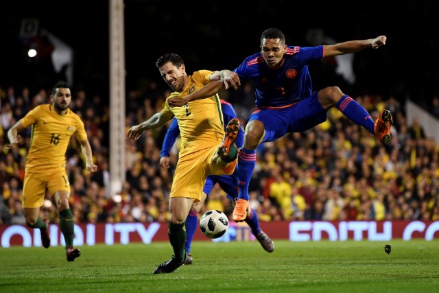 El jugador australiano Milos Degenek marca al delantero colombiano  Carlos Bacca en el estadio Craven Cottage en Londres.   Action Images vía Reuters/Tony O'Brien