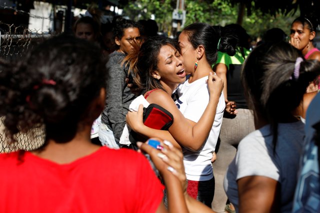 Familiares de los presos esperan información a las afueras de la Comandancia de PoliCarabobo. REUTERS/Carlos Garcia Rawlins