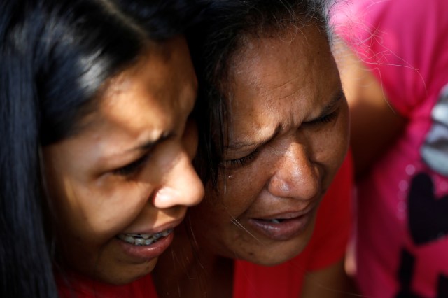 Familiares de detenidos en la comandancia general de la policía del estado central de Carabobo reaccionan tras un incendio ocurrido en sus instalaciones en Valencia, Venezuela, mar 28, 2018. REUTERS/Carlos Garcia Rawlins